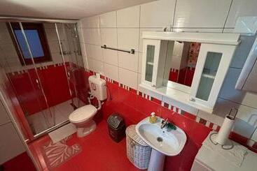 Hostel   F