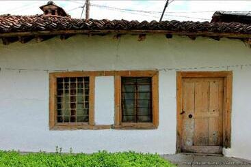 تختخواب و صبحانه Bujtina Zhaveli