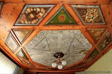 تختخواب و صبحانه Bujtina Zhaveli