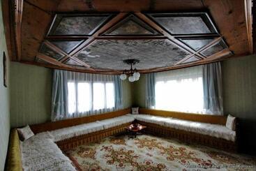 تختخواب و صبحانه Bujtina Zhaveli
