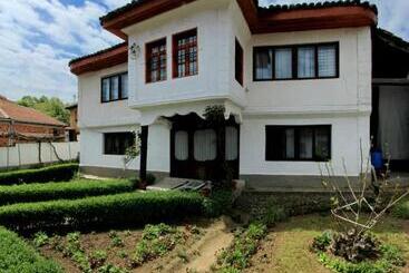 تختخواب و صبحانه Bujtina Zhaveli