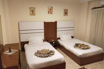 هتل 26th Of July Apartments
