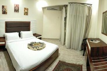 هتل 26th Of July Apartments