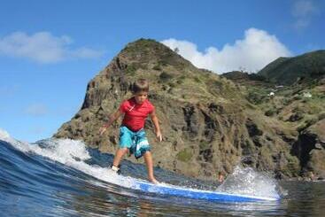 هاستل Madeira Surf Camp