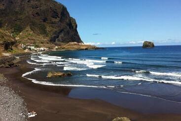 هاستل Madeira Surf Camp