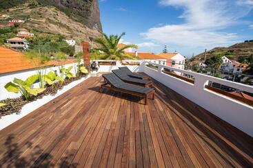 هاستل Madeira Surf Camp