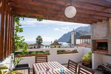 هاستل Madeira Surf Camp