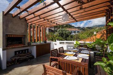 هاستل Madeira Surf Camp