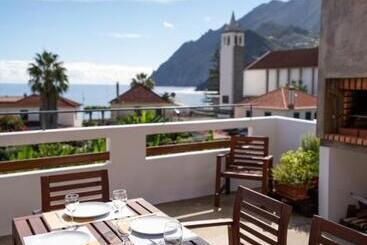 هاستل Madeira Surf Camp