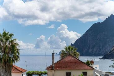 هاستل Madeira Surf Camp