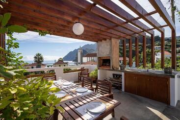هاستل Madeira Surf Camp