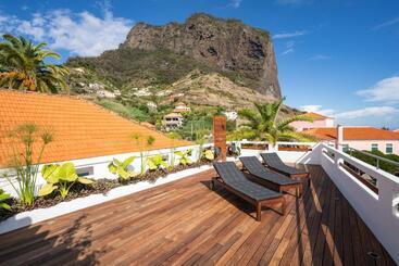 هاستل Madeira Surf Camp