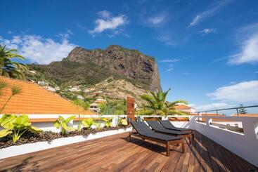 هاستل Madeira Surf Camp