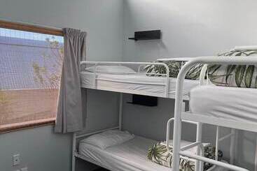 هاستل On Top Backpackers