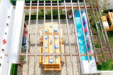 هاستل The Salty Pelican Beach Retreat