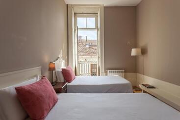 تختخواب و صبحانه Being Porto Hostel
