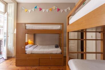 تختخواب و صبحانه Being Porto Hostel