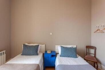تختخواب و صبحانه Being Porto Hostel