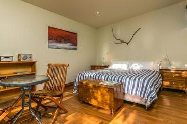 تختخواب و صبحانه Misty River Retreat
