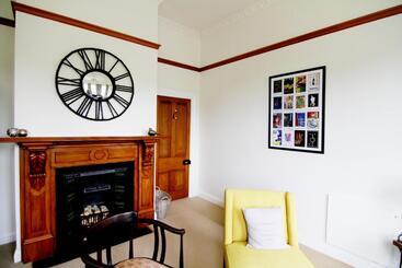 تختخواب و صبحانه Hosking House