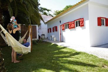 Cascais Cool Hostel Suites & Pool