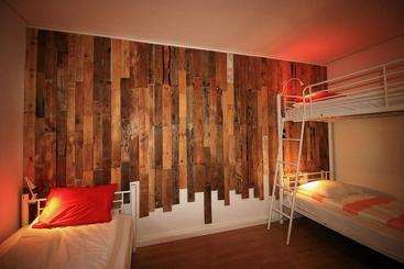 Cascais Cool Hostel Suites & Pool