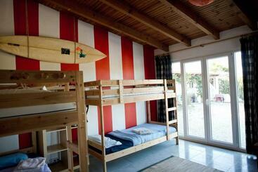 Da Silva Surfcamp Hostel