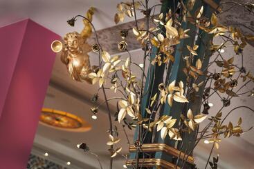 Dorsia Hotel & Restaurant