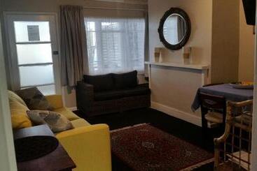 مُتل Nana Glads Beachfront Accommodation