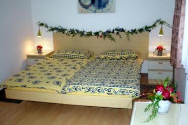 تختخواب و صبحانه Garni Molinazzo