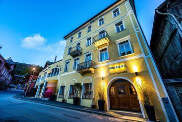 Curuna Hotel Garni B&b