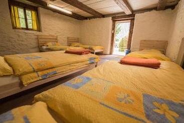 Общежитие Schutzenbach Backpackers For Adults 18 35