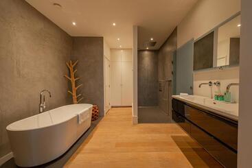 Отель Bossche Suites Stationsweg