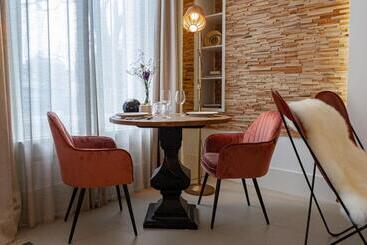 Отель Bossche Suites Stationsweg