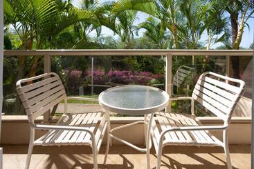 Newly Renovated Studio & Walkable To Beaches, Shops & Dining!