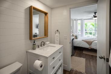 Newly Renovated Studio & Walkable To Beaches, Shops & Dining!