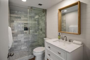 Newly Renovated Studio & Walkable To Beaches, Shops & Dining!