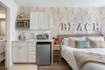 Newly Renovated Studio & Walkable To Beaches, Shops & Dining!