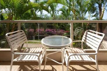 Newly Renovated Studio & Walkable To Beaches, Shops & Dining!