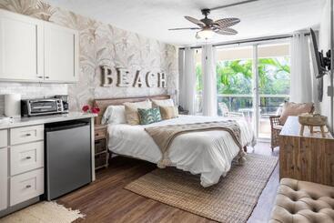 Newly Renovated Studio & Walkable To Beaches, Shops & Dining!