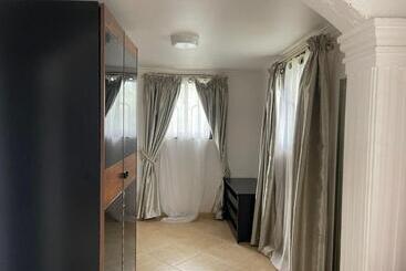 پانسیون Wenzi Luxury Homes