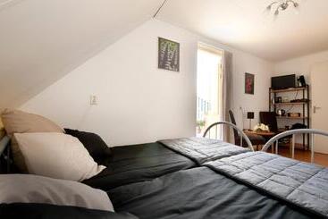 Bed & Breakfast  Op 7