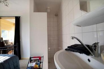 Bed & Breakfast  Op 7