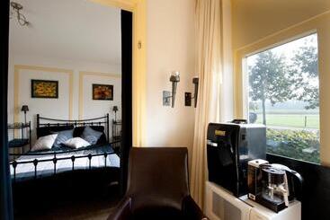 Bed & Breakfast  Op 7