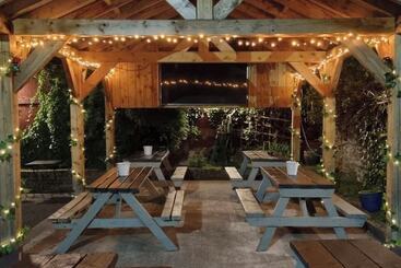 هاستل Prince Of Wales Pub And Accommodation
