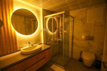Krem Marin Suits Otel