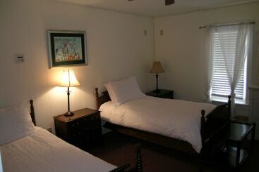 تختخواب و صبحانه Emilyville Inn