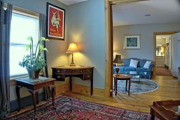تختخواب و صبحانه Emilyville Inn