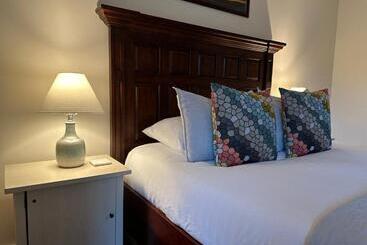 تختخواب و صبحانه Liahona Guest House
