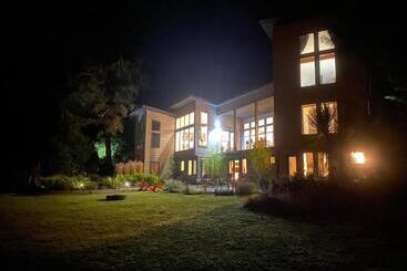 تختخواب و صبحانه Liahona Guest House
